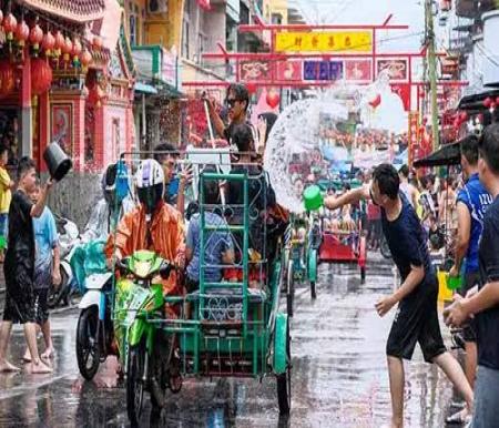 Momen saat Festival Perang Air berlangsung di Kota Selatpanjang, Kepulauan Meranti